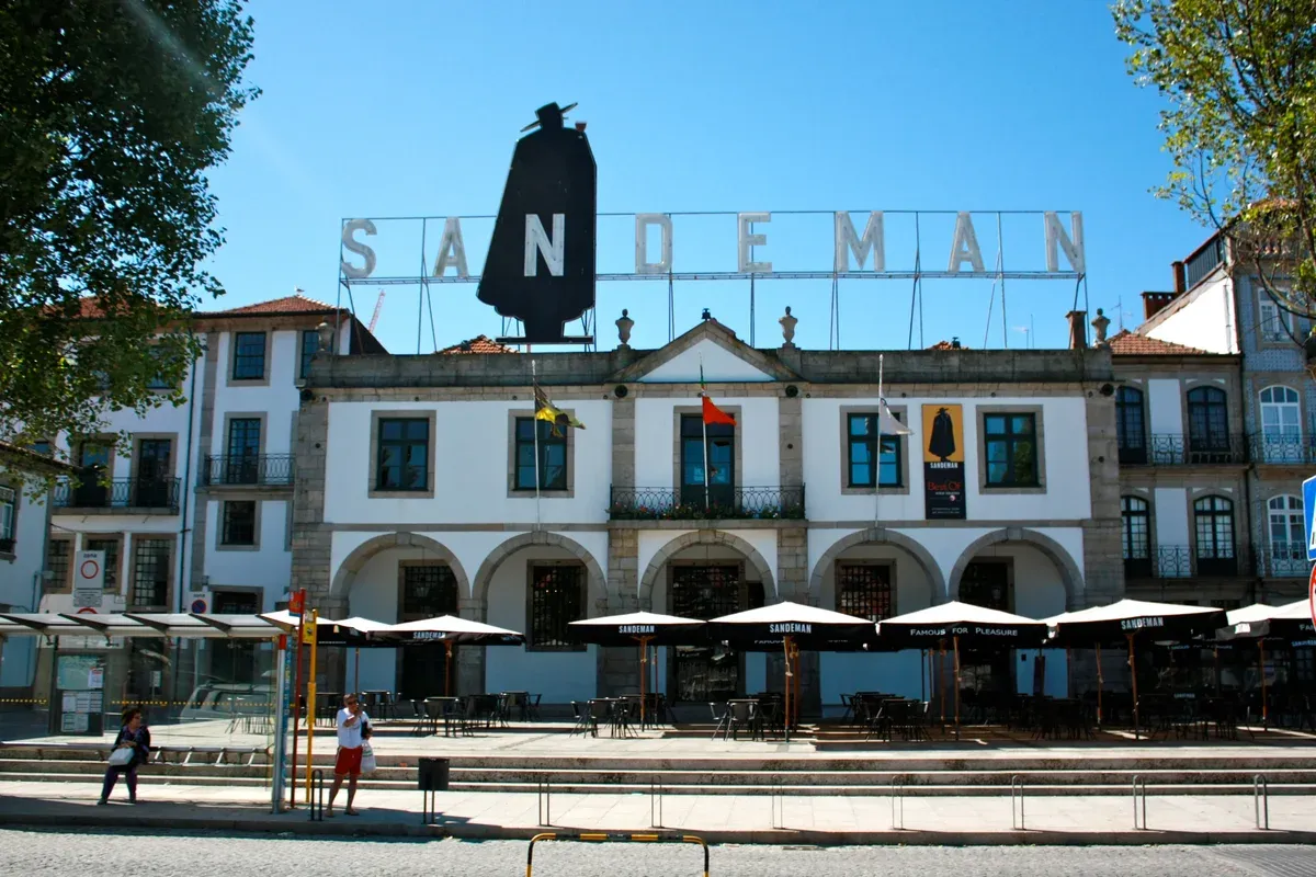 Sandeman lodge in Vila Nova de Gaia with the Don figure, start of a Sandeman cellar tour in Porto